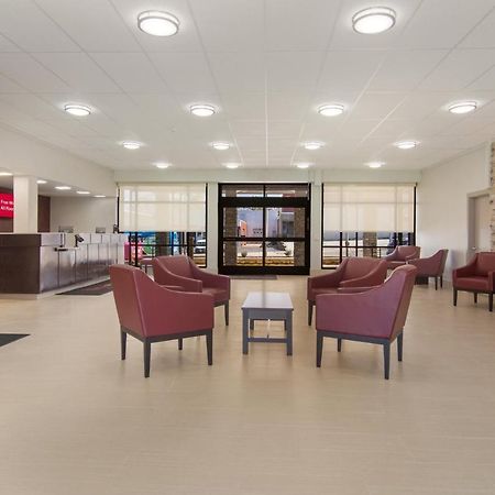 Red Roof Inn Plus & Suites Эри Экстерьер фото