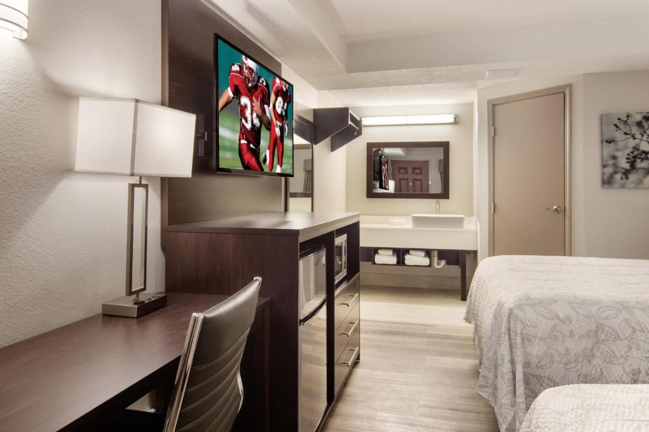 Red Roof Inn Plus & Suites Эри Экстерьер фото