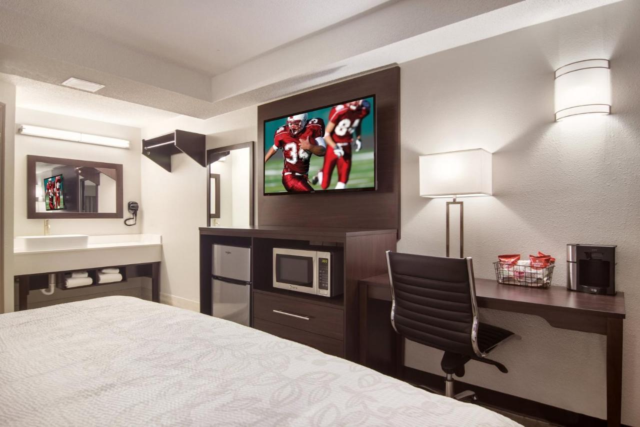 Red Roof Inn Plus & Suites Эри Экстерьер фото