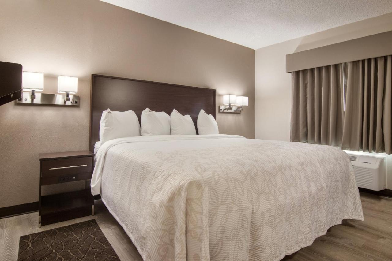 Red Roof Inn Plus & Suites Эри Экстерьер фото