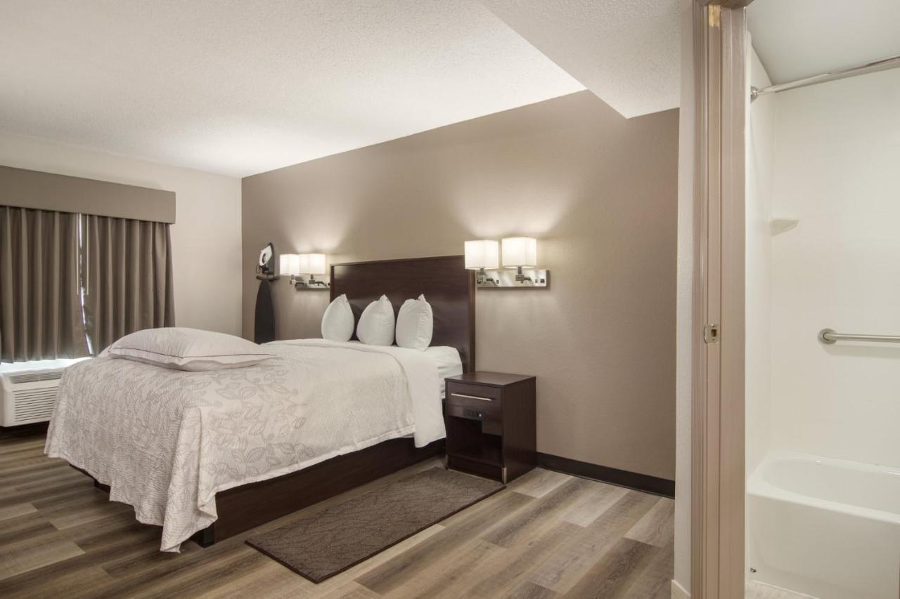 Red Roof Inn Plus & Suites Эри Экстерьер фото