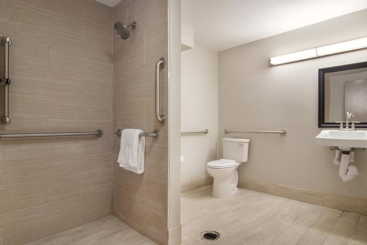 Red Roof Inn Plus & Suites Эри Экстерьер фото