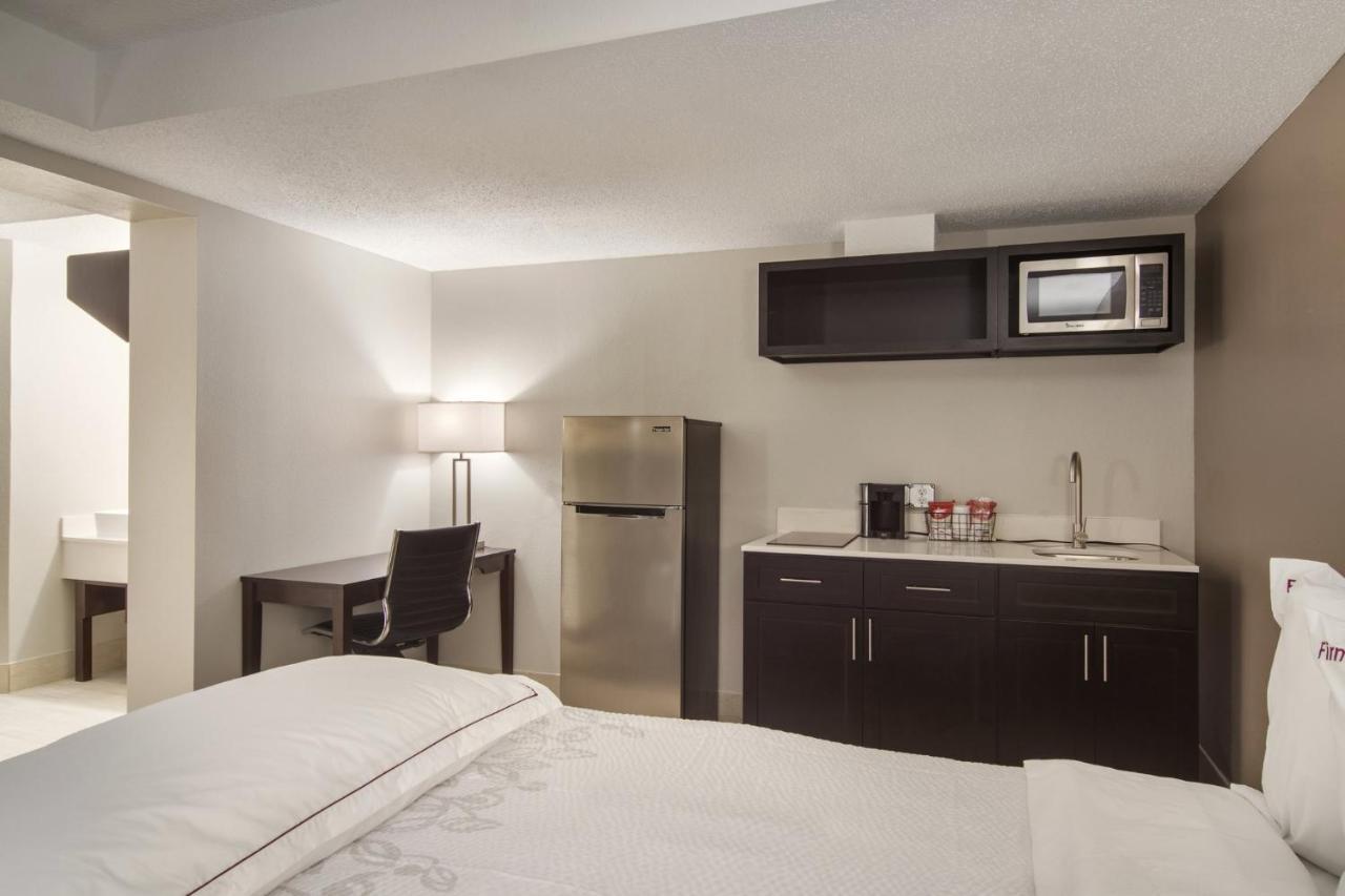 Red Roof Inn Plus & Suites Эри Экстерьер фото