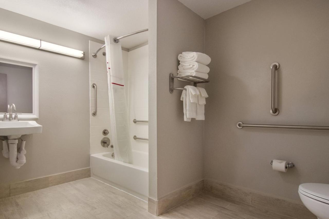 Red Roof Inn Plus & Suites Эри Экстерьер фото