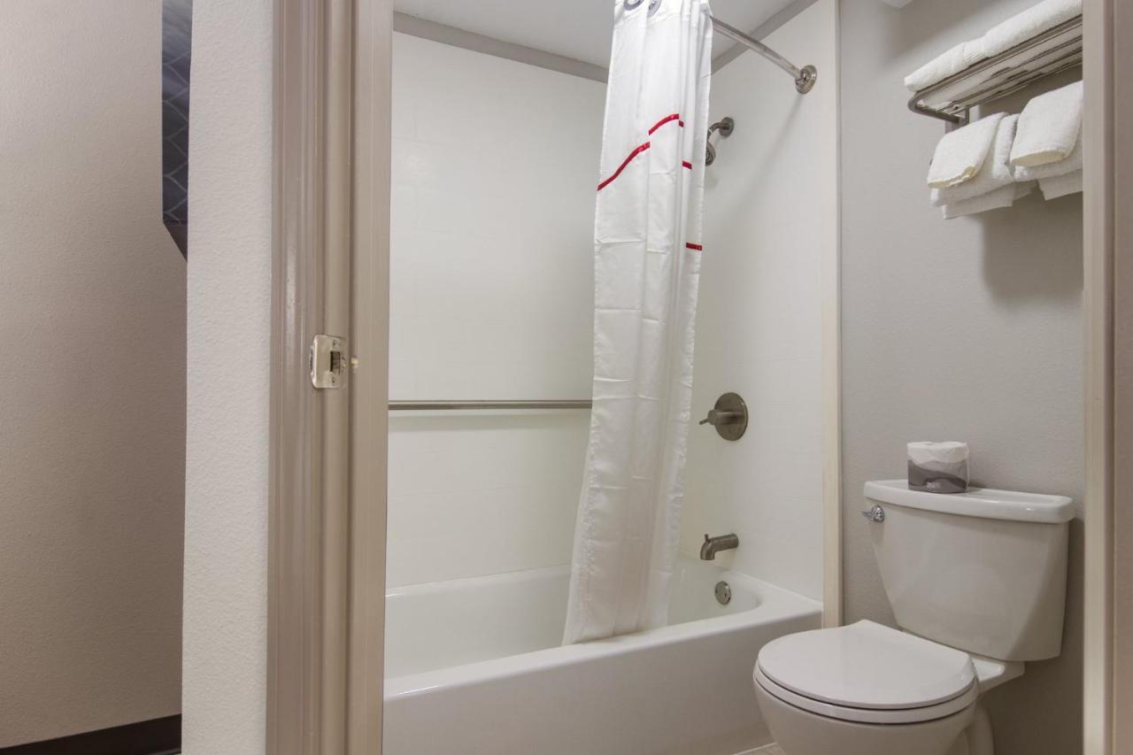 Red Roof Inn Plus & Suites Эри Экстерьер фото