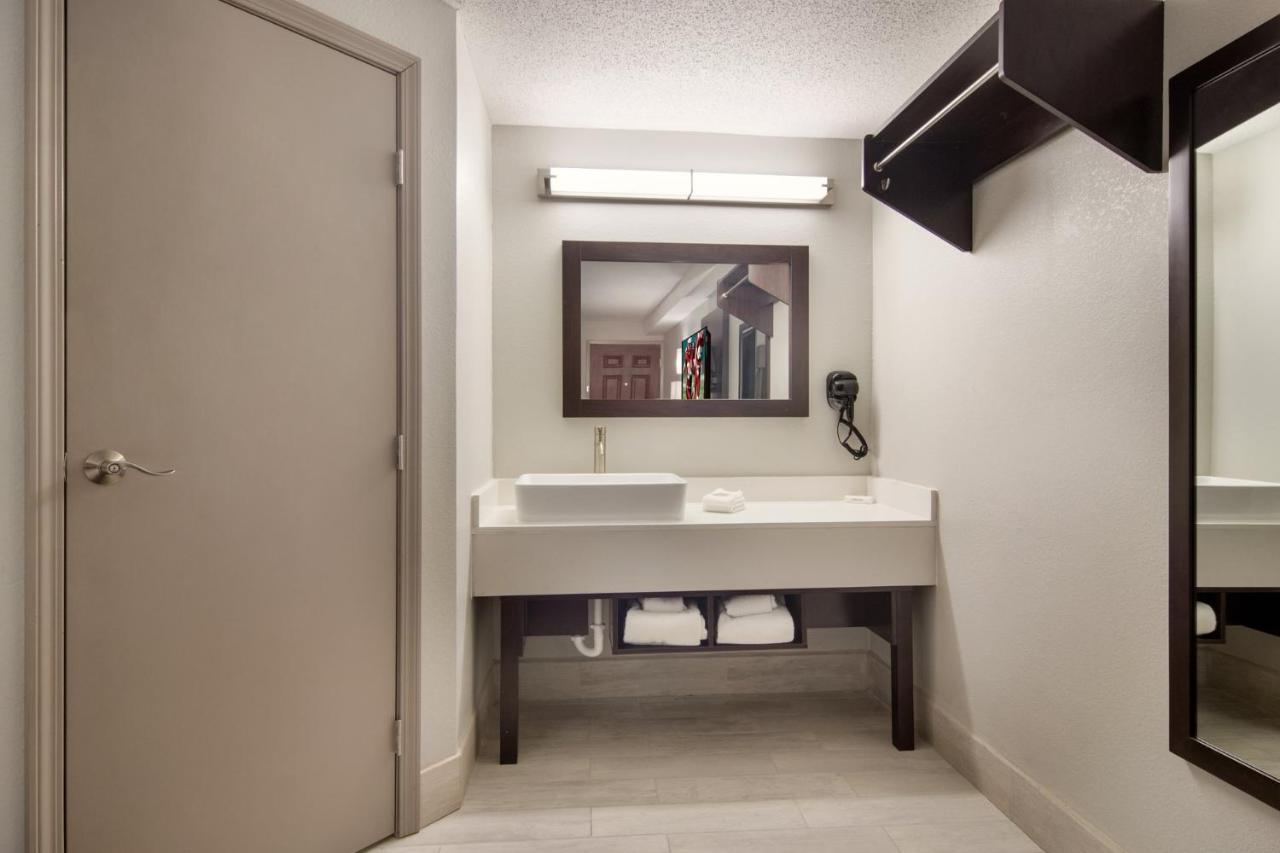 Red Roof Inn Plus & Suites Эри Экстерьер фото