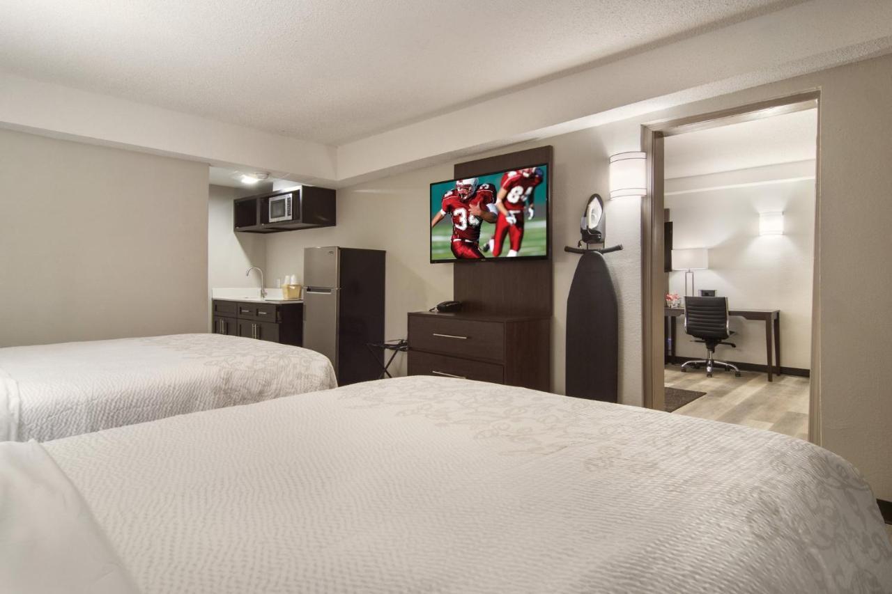 Red Roof Inn Plus & Suites Эри Экстерьер фото